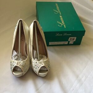 Women’s size 7 Lauren Lorraine peep toe Ivory Satin Embellished Heels New